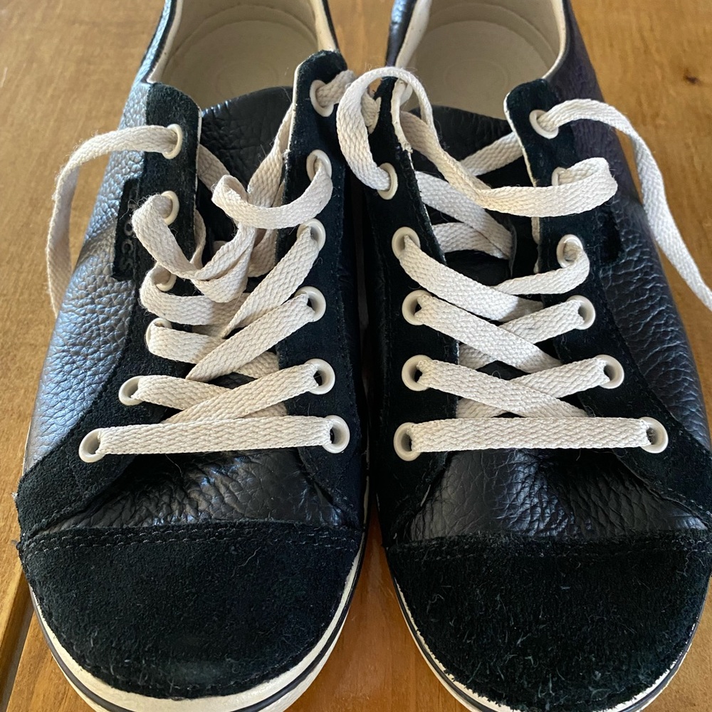 Crocs Hover lace up leather sport shoe woman’s size 9